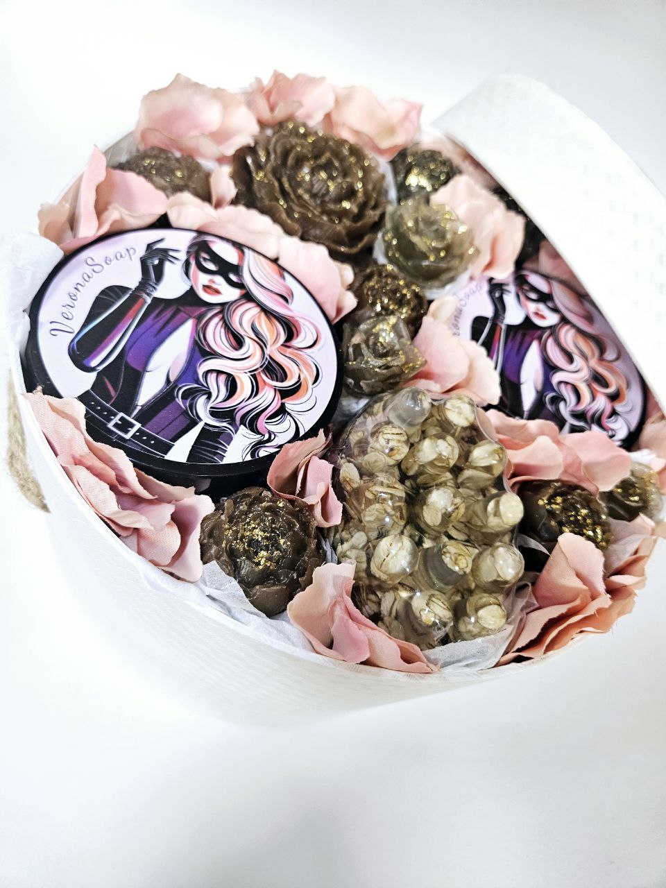 Komplekts ķermeņa kopšanai – cukura skrubis-krēms, masāžas ziepes un ziedu ziepes