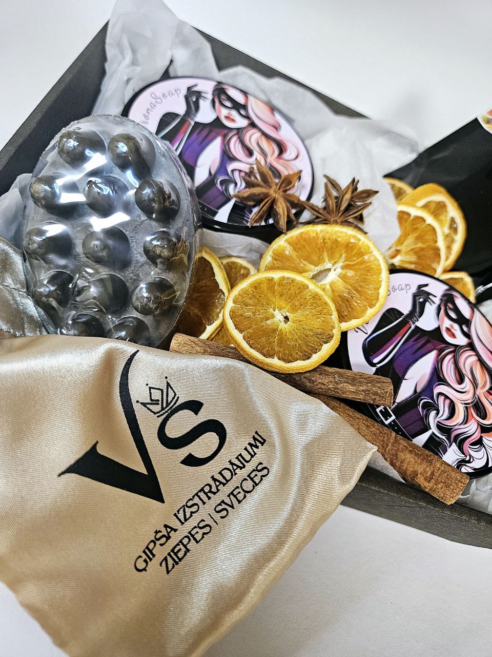 Ķermeņa kopšanas komplekts – skrubis, krēms, vannas sāls un masāžas ziepes