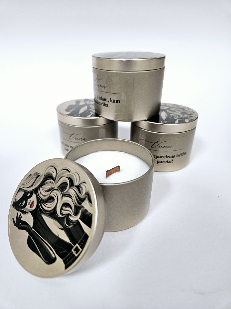 Svece metāla traukā ar oriģinālu dizainu – 100g LV