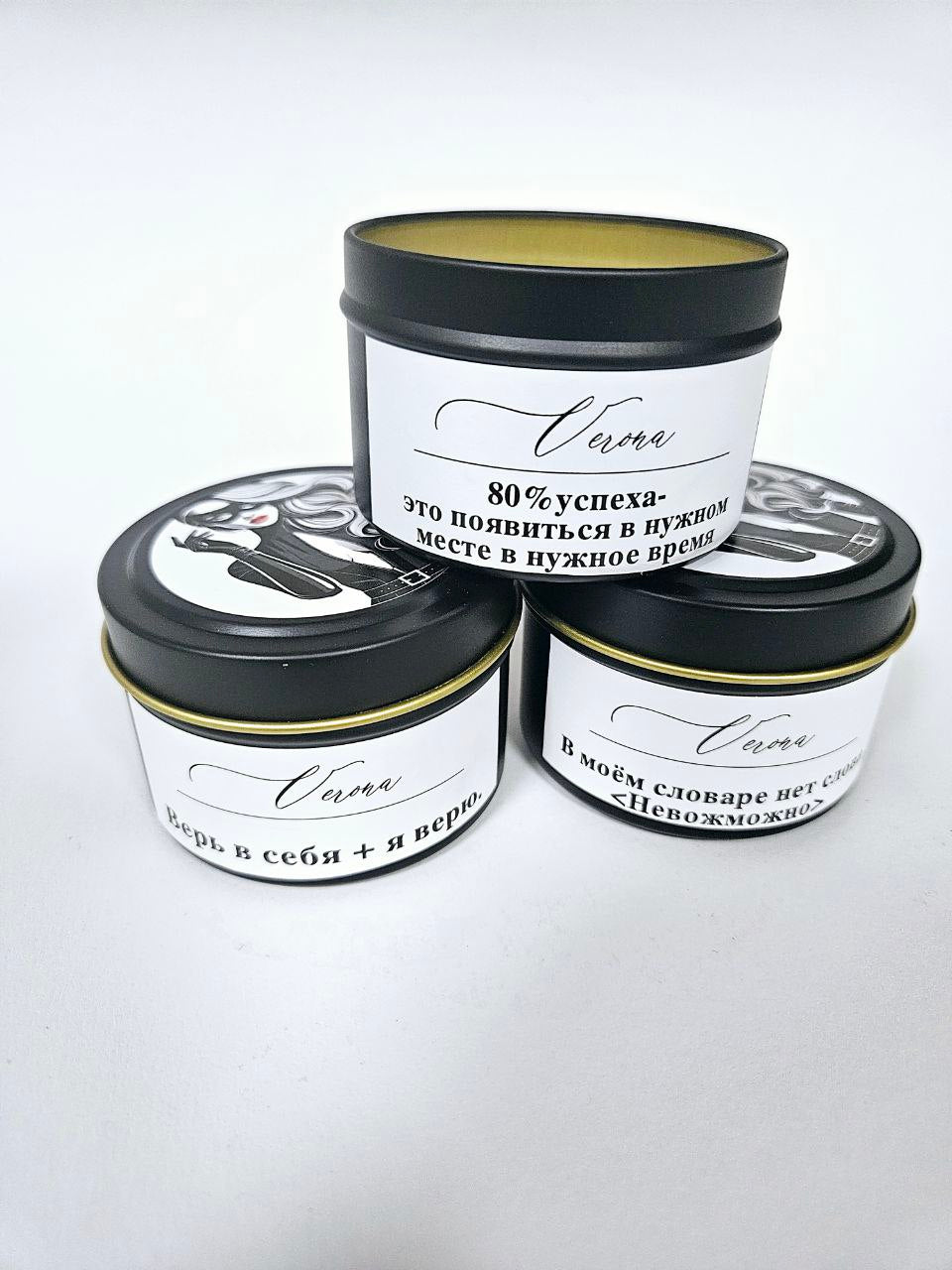 Svece metāla traukā ar iedvesmojošiem uzrakstiem – 100g RU